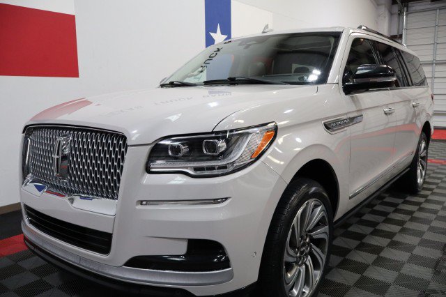 Used 2022 Lincoln Navigator L Reserve RWD image 3