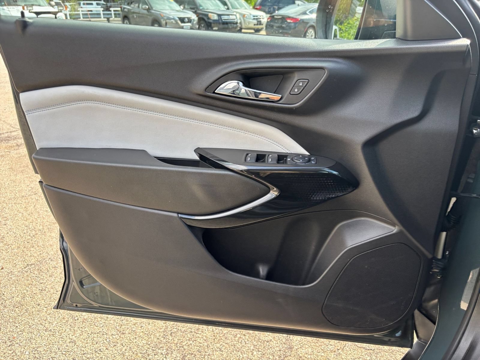 Used 2025 Chevrolet Trax LT FWD image 18