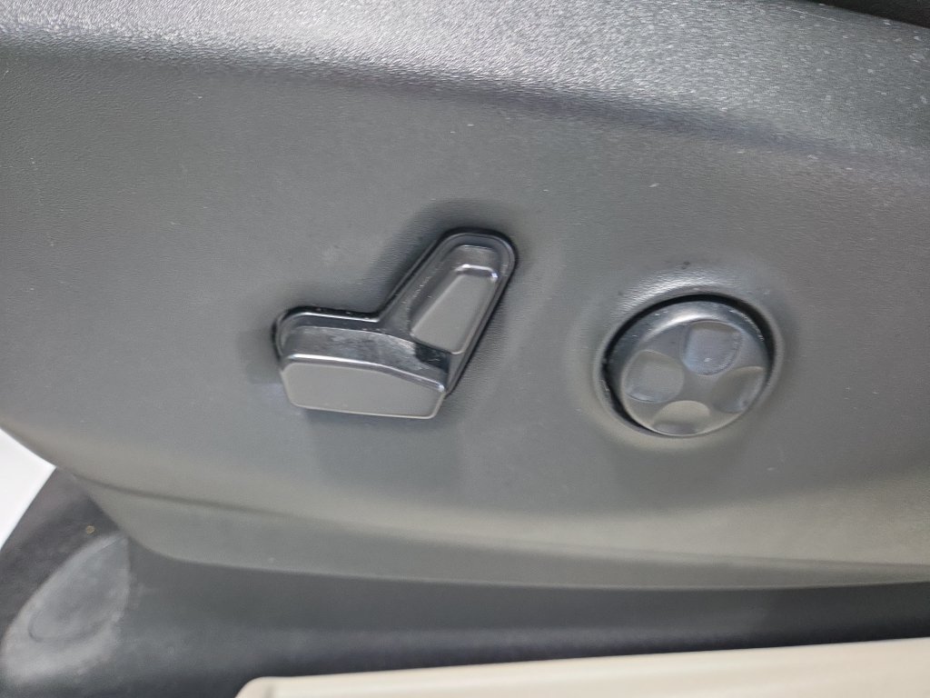 Used 2023 Chrysler Pacifica Touring-L FWD image 28