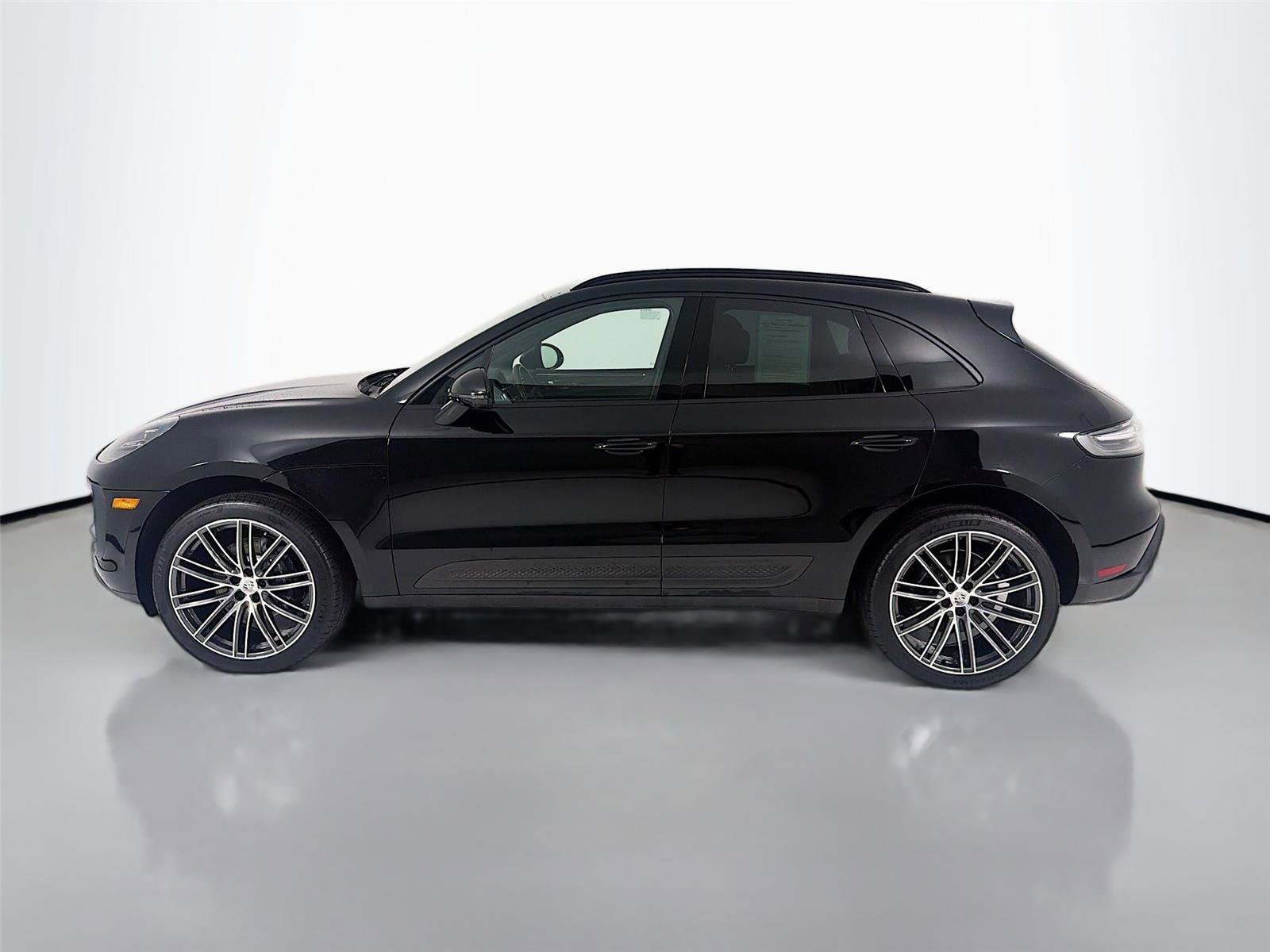 Certified 2023 Porsche Macan AWD/4WD image 2