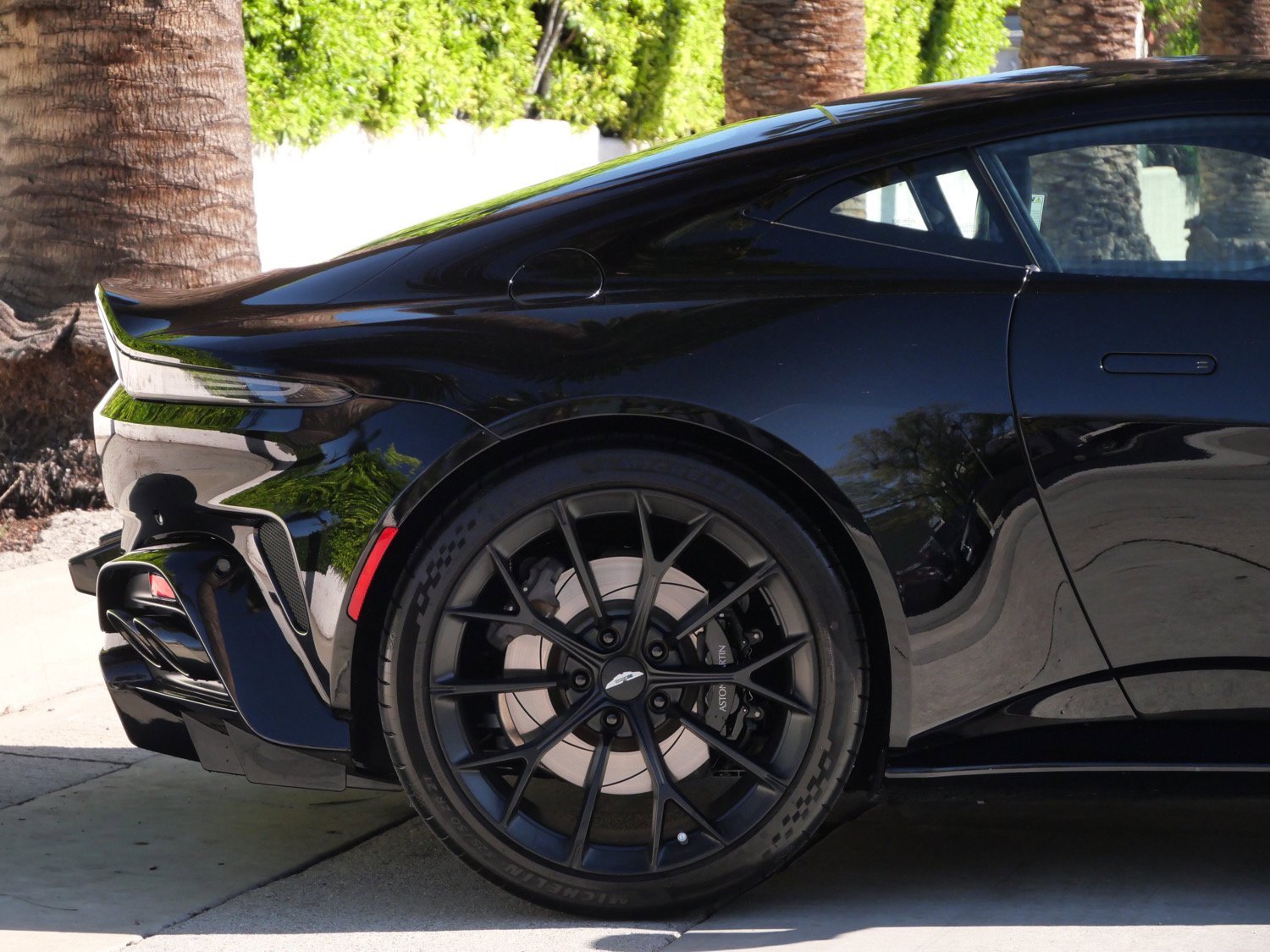 Used 2025 Aston Martin V8 Vantage Coupe image 16