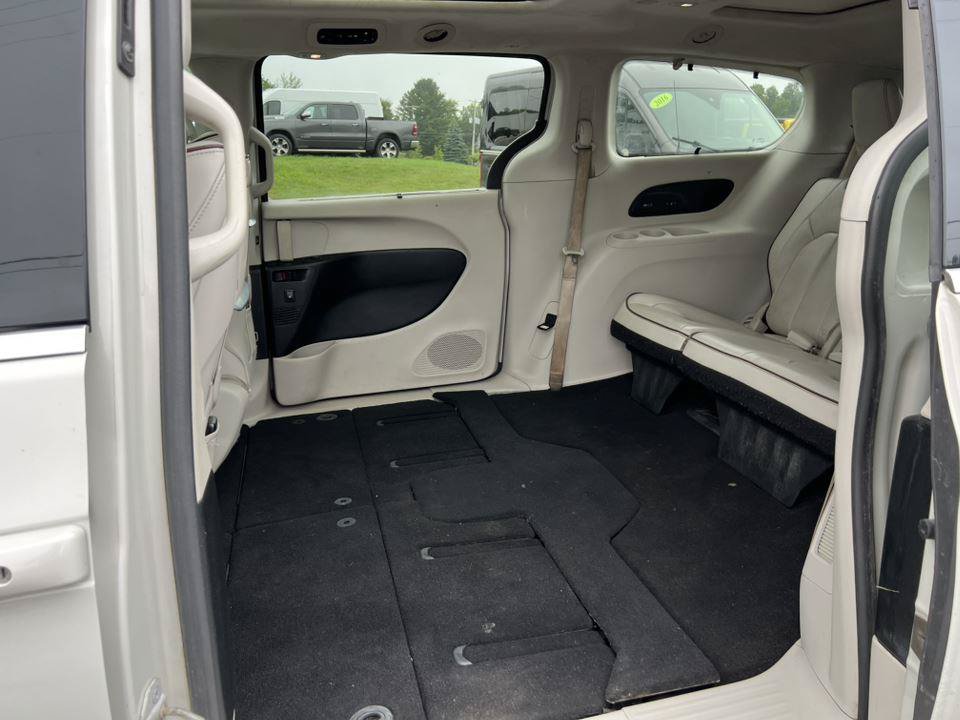 Used 2017 Chrysler Pacifica Limited w/ UConnect Theater Package FWD image 4