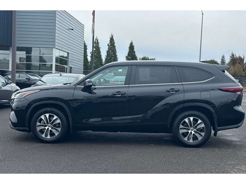 Used 2024 Toyota Highlander XLE image 9