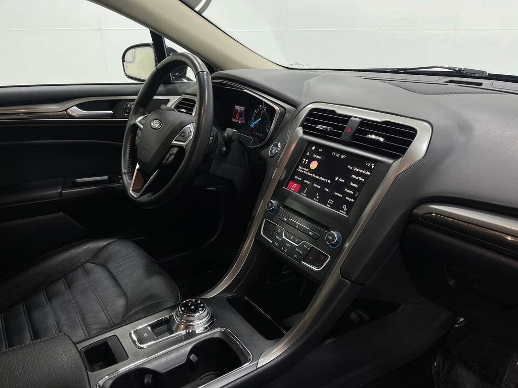 Used 2017 Ford Fusion SE w/ Fusion SE Technology Package image 18