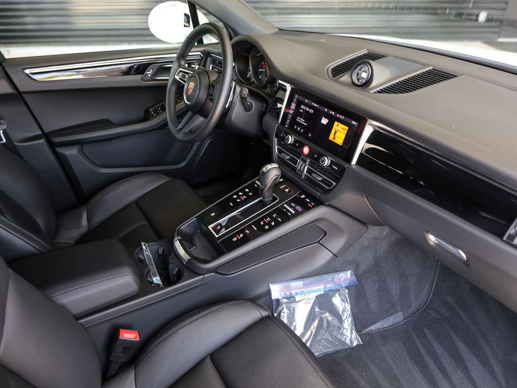 Certified 2026 Porsche Macan AWD/4WD image 35