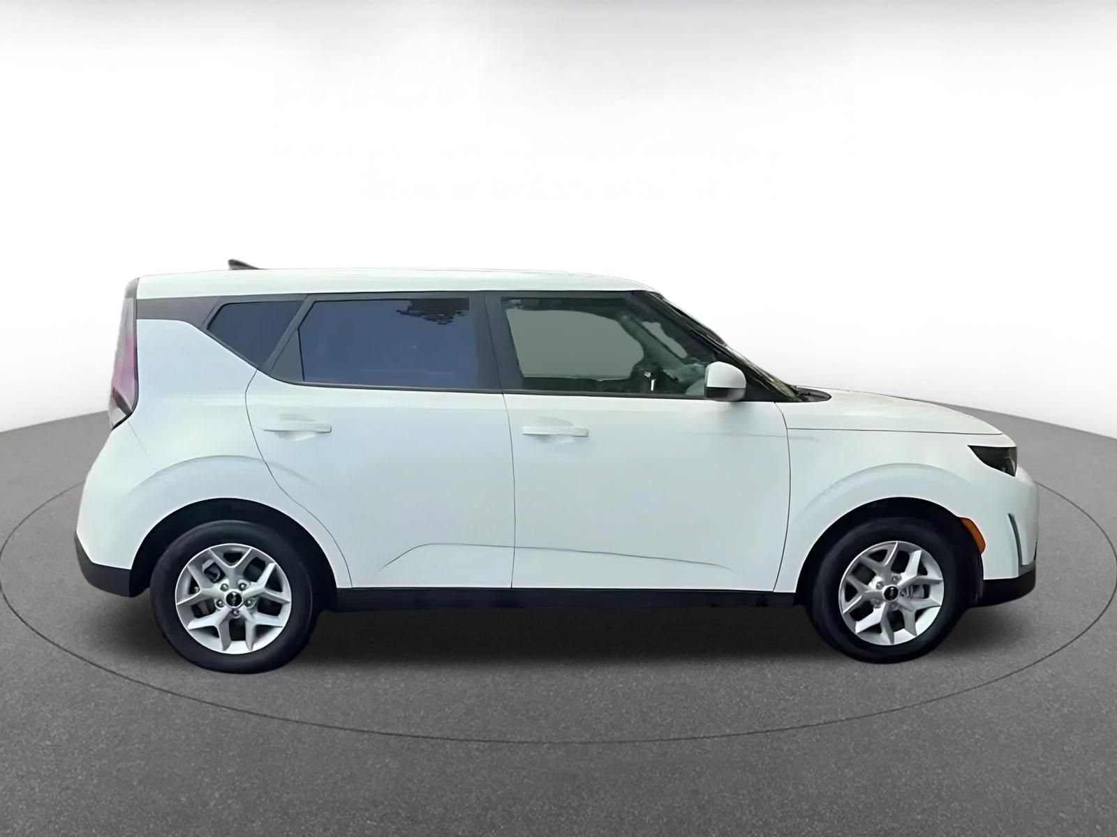 Used 2025 Kia Soul LX w/ LX Technology Package FWD image 16