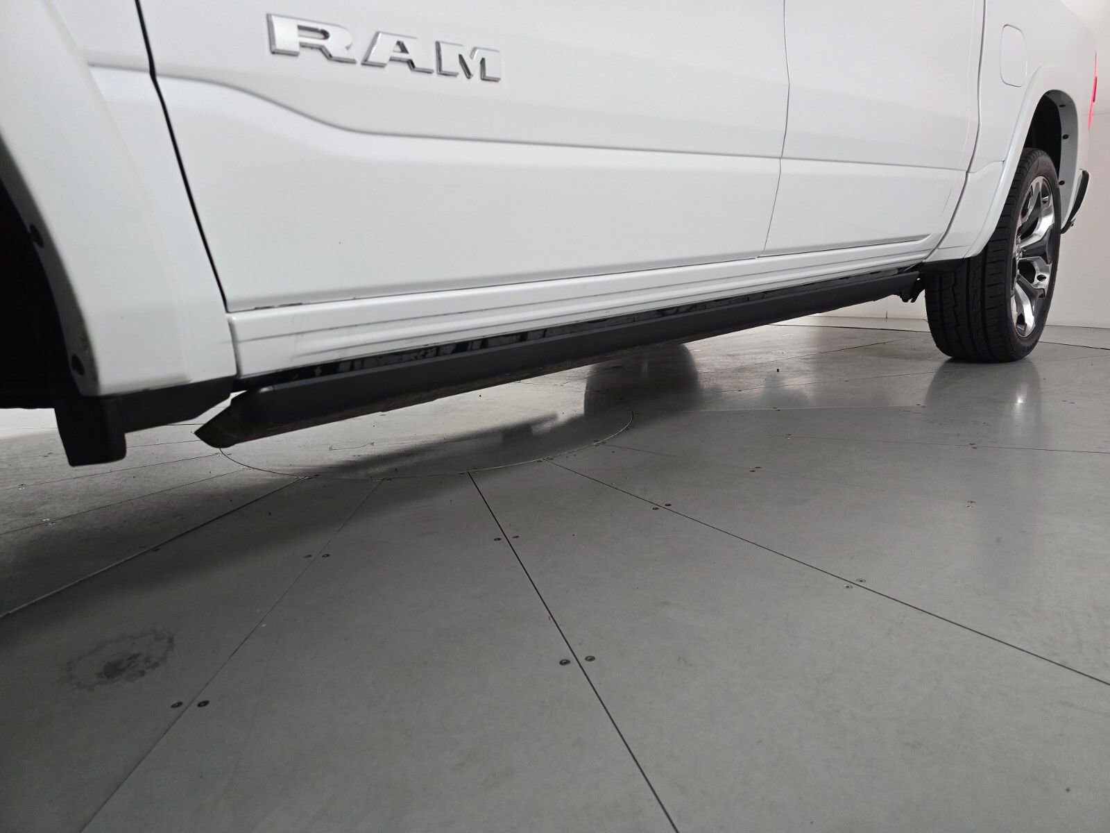 Used 2024 RAM 1500 Limited image 17