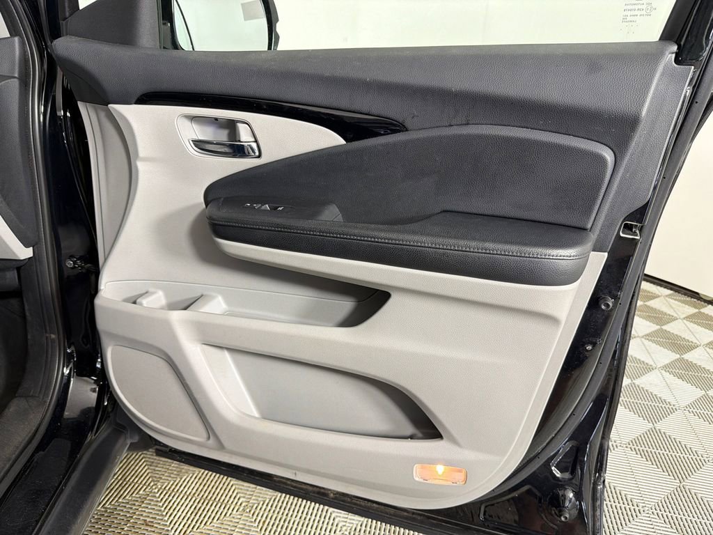 Used 2017 Honda Pilot Touring image 16