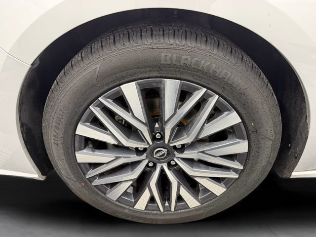 Used 2024 Nissan Altima 2.5 SV FWD image 12