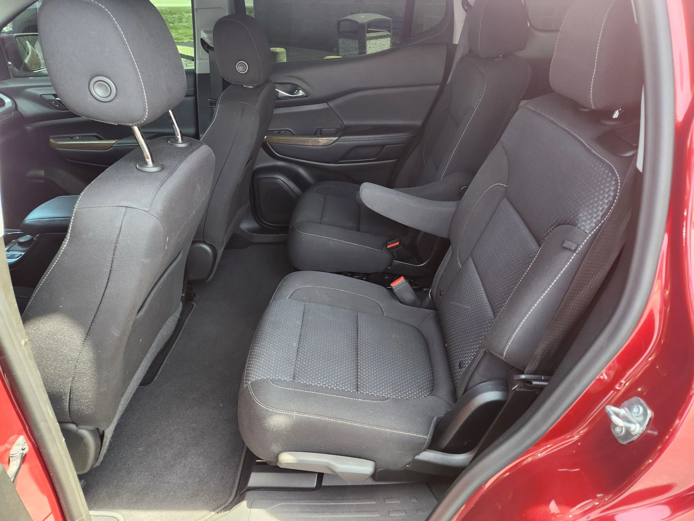 Used 2022 GMC Acadia SLE w/ Driver Convenience Package FWD image 8