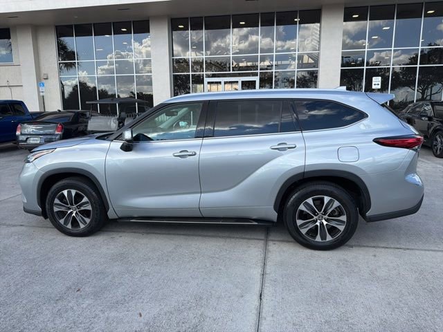Used 2022 Toyota Highlander XLE image 3