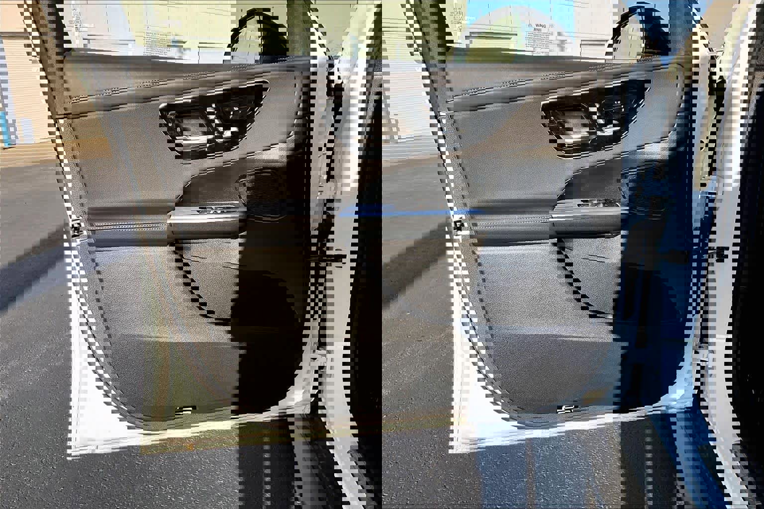 Used 2025 Mercedes-Benz GLC 300 4MATIC image 25