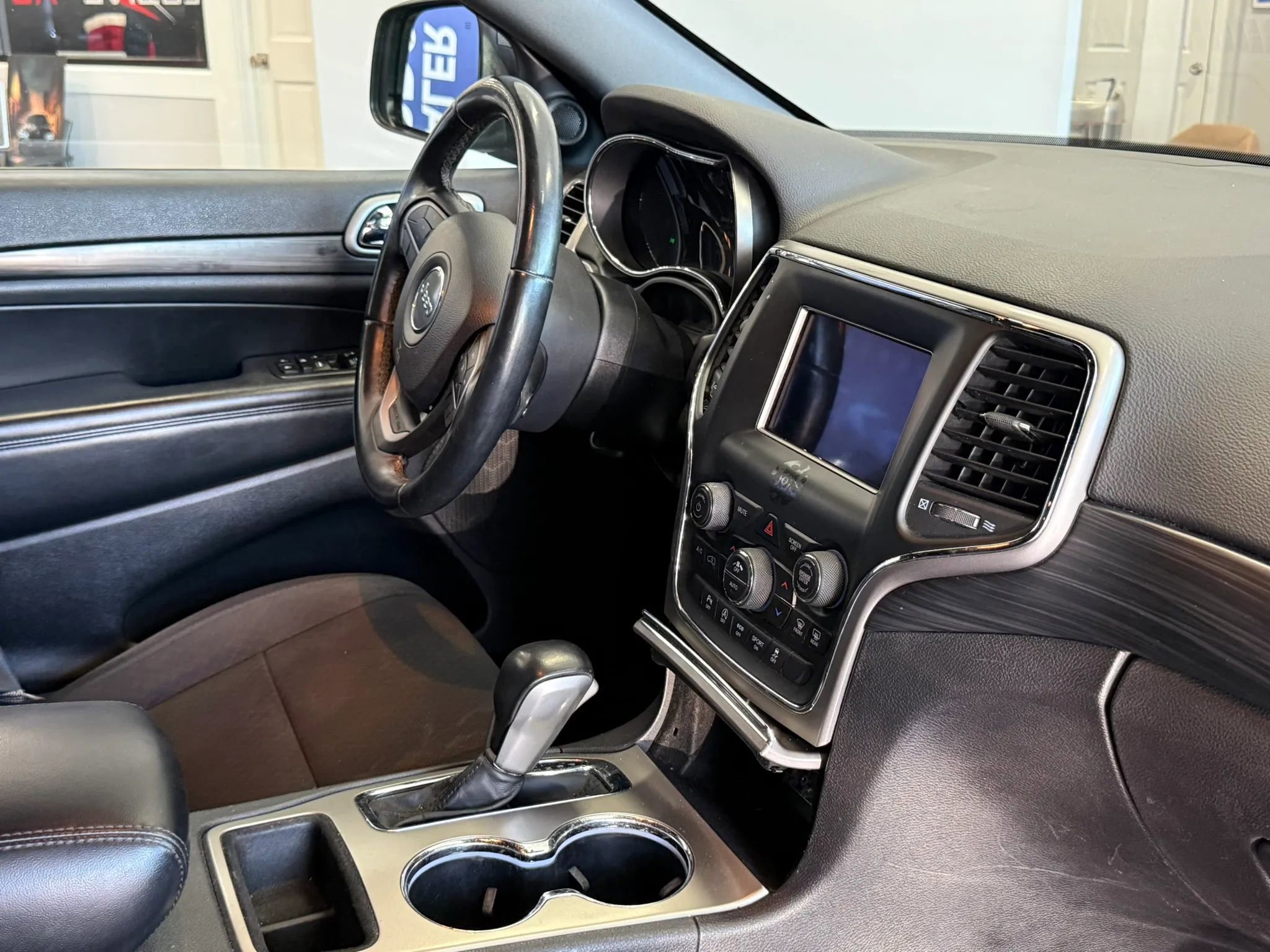 Used 2019 Jeep Grand Cherokee Laredo AWD/4WD image 19