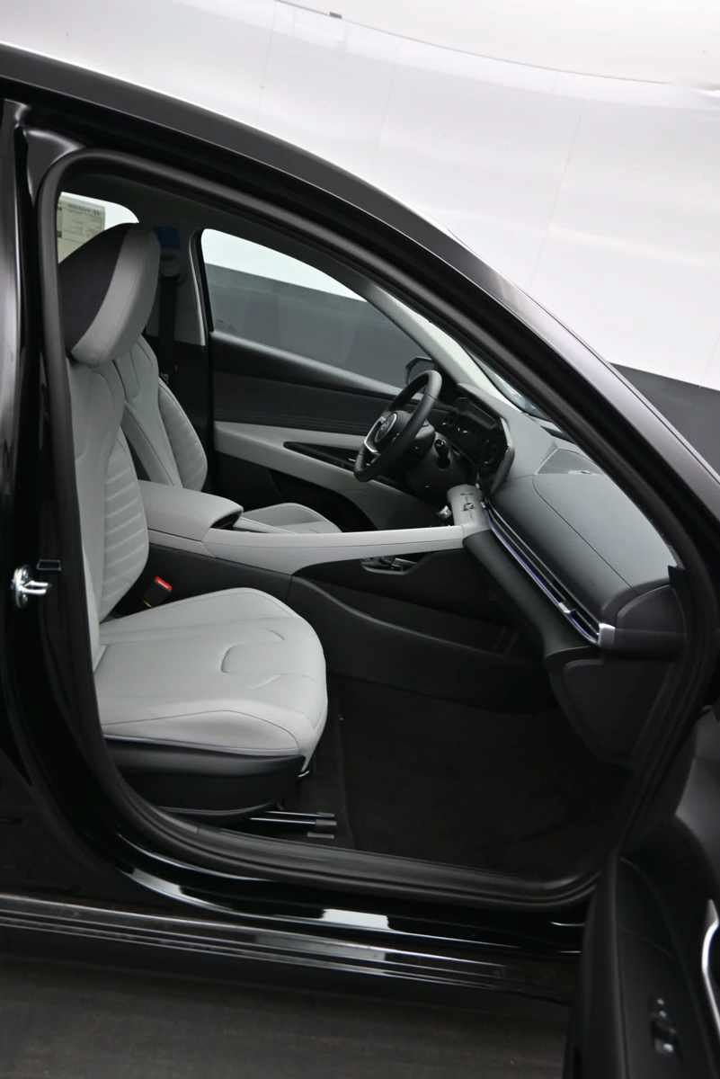 New 2026 Hyundai Elantra Limited FWD image 11