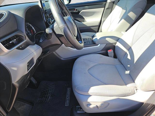 Used 2020 Toyota Highlander LE image 11