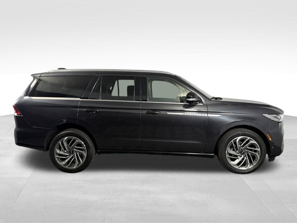 Used 2025 Lincoln Navigator Reserve AWD/4WD image 6
