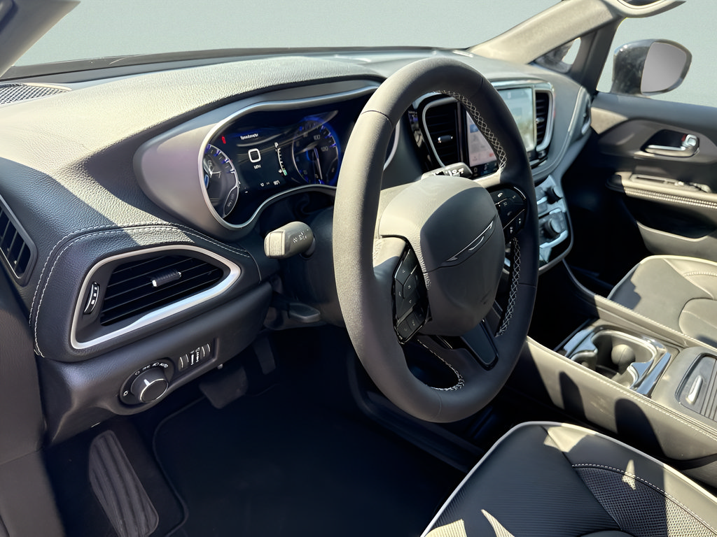 New 2027 Chrysler Pacifica Limited AWD/4WD image 16