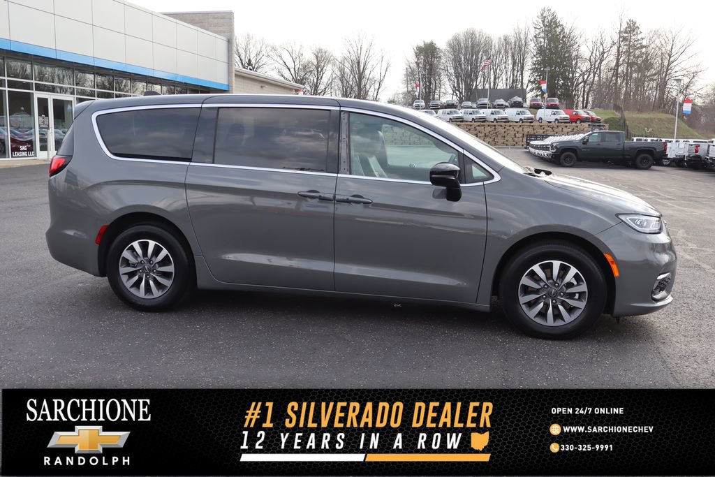 Used 2025 Chrysler Pacifica Select