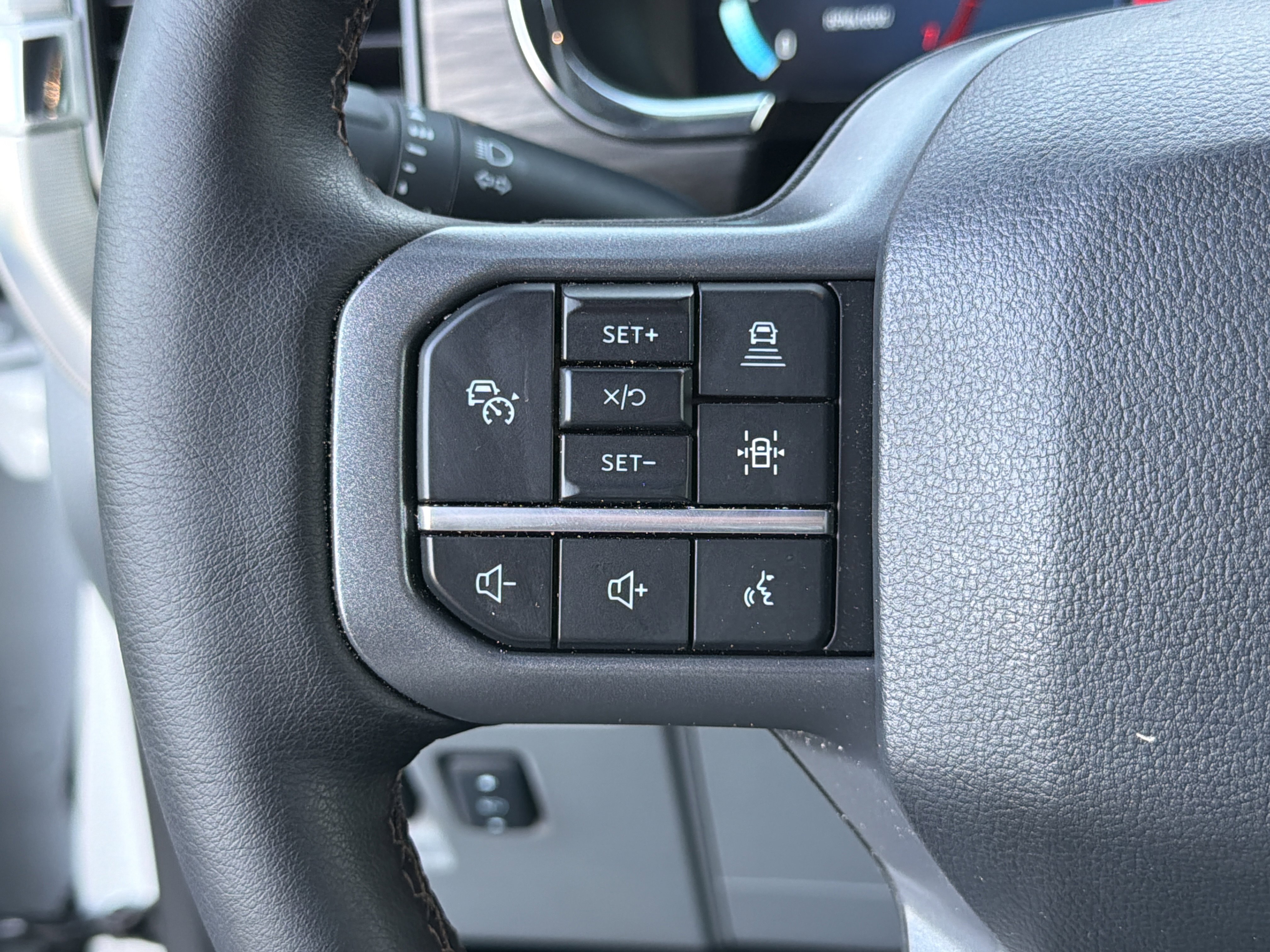 Used 2025 Ford F150 Lariat w/ Equipment Group 501A Mid image 26