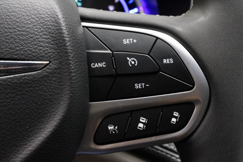 Used 2023 Chrysler Pacifica Touring-L FWD image 28