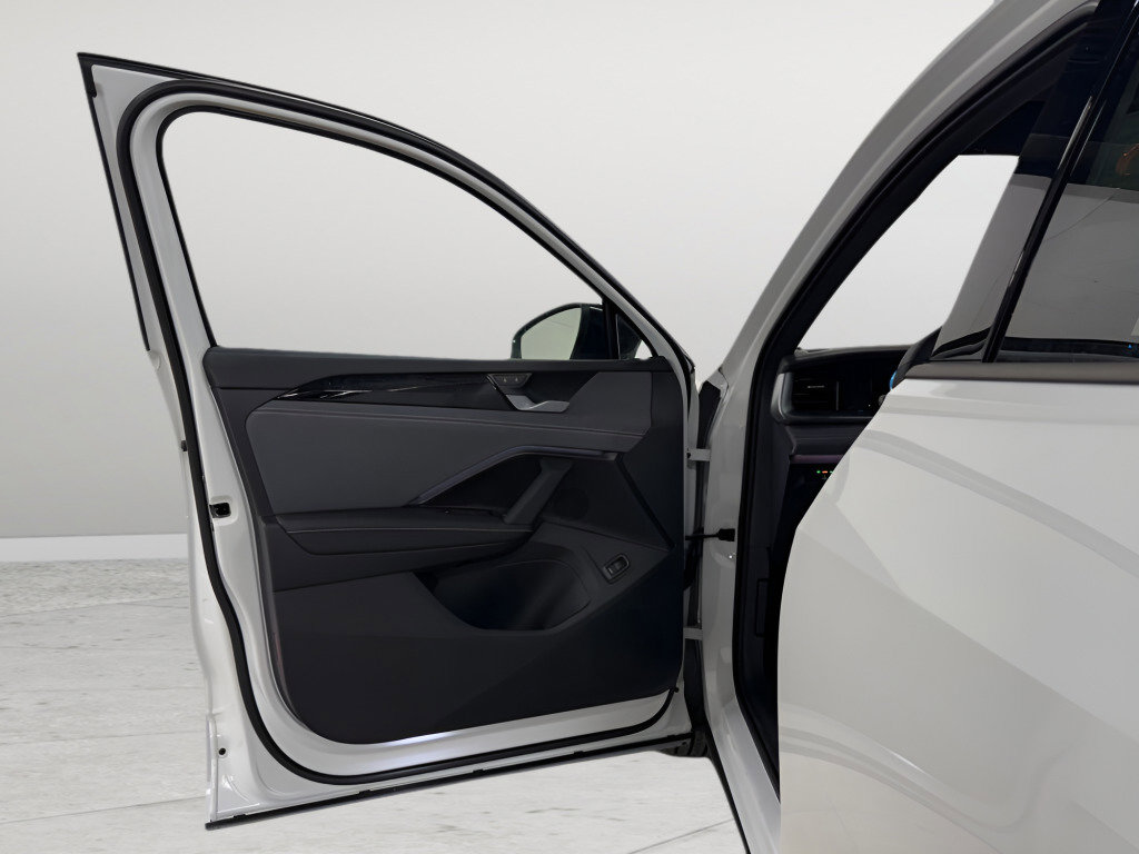 Certified 2025 Volkswagen Tiguan SE R-Line AWD/4WD image 21