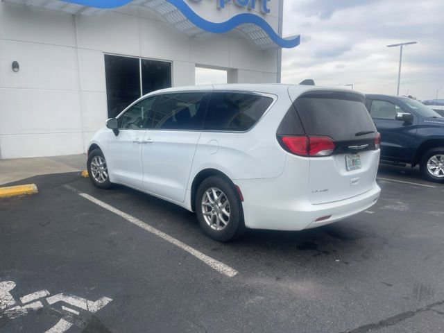 Used 2023 Chrysler Voyager LX image 3