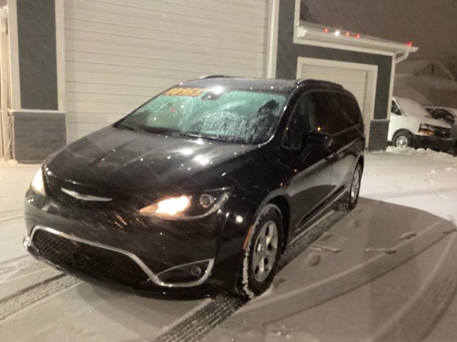 Used 2017 Chrysler Pacifica Touring-L Plus w/ Advanced Safetytec Group image 2