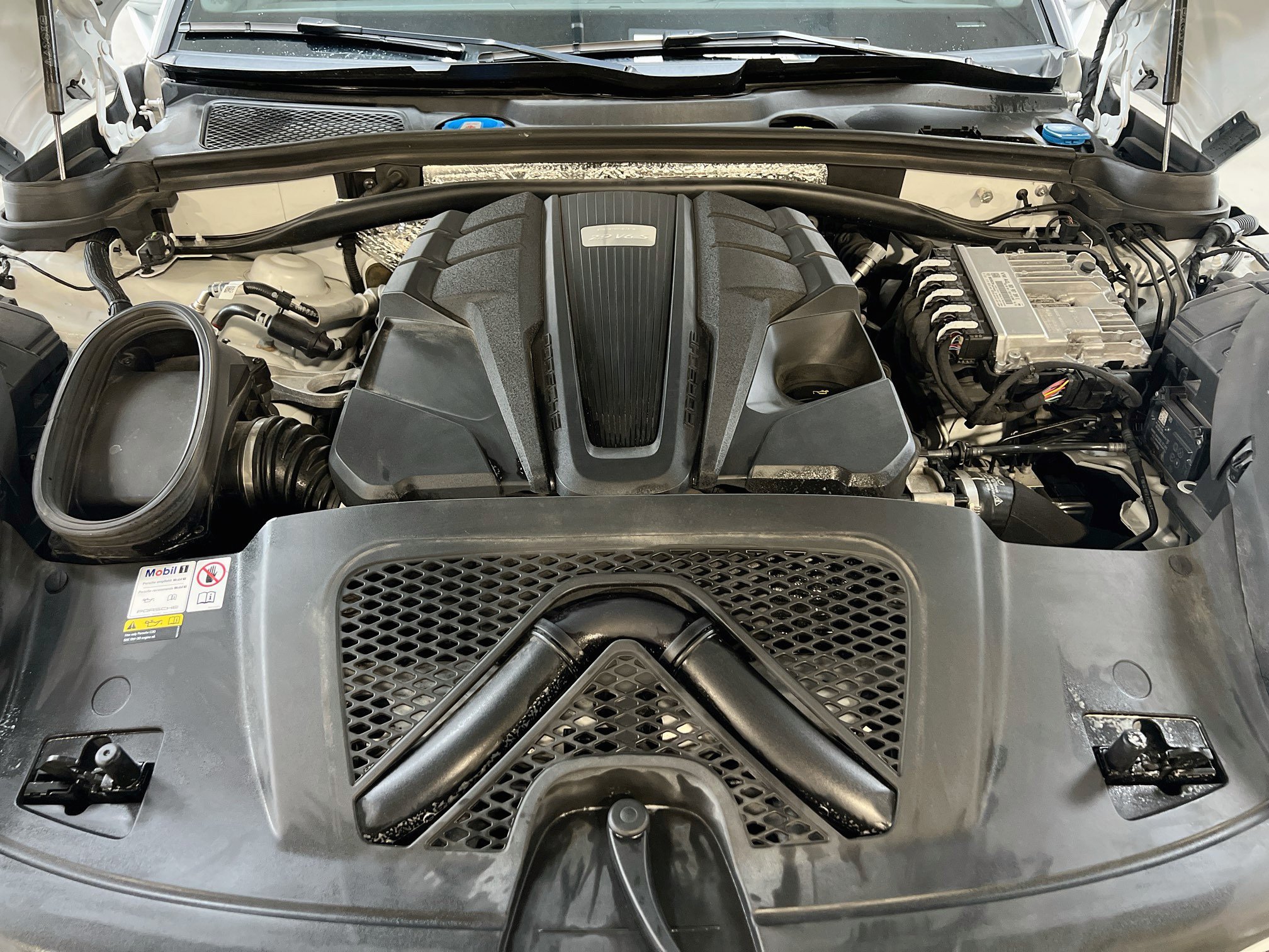 Certified 2023 Porsche Macan S AWD/4WD image 32
