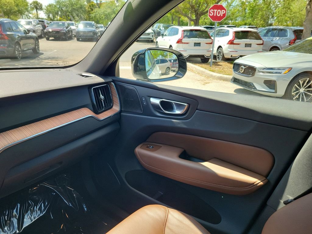 Certified 2024 Volvo XC60 B5 Plus AWD/4WD image 18