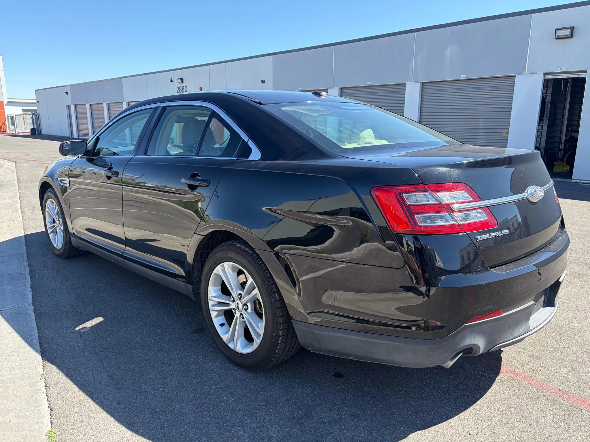 Used 2017 Ford Taurus SE image 6