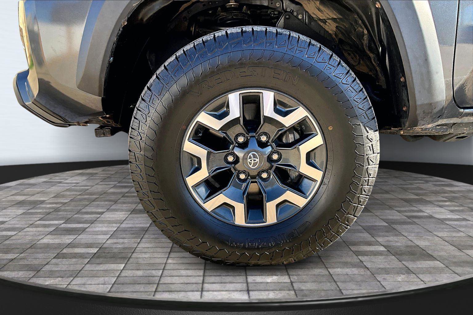 Used 2022 Toyota Tacoma TRD Off-Road image 9