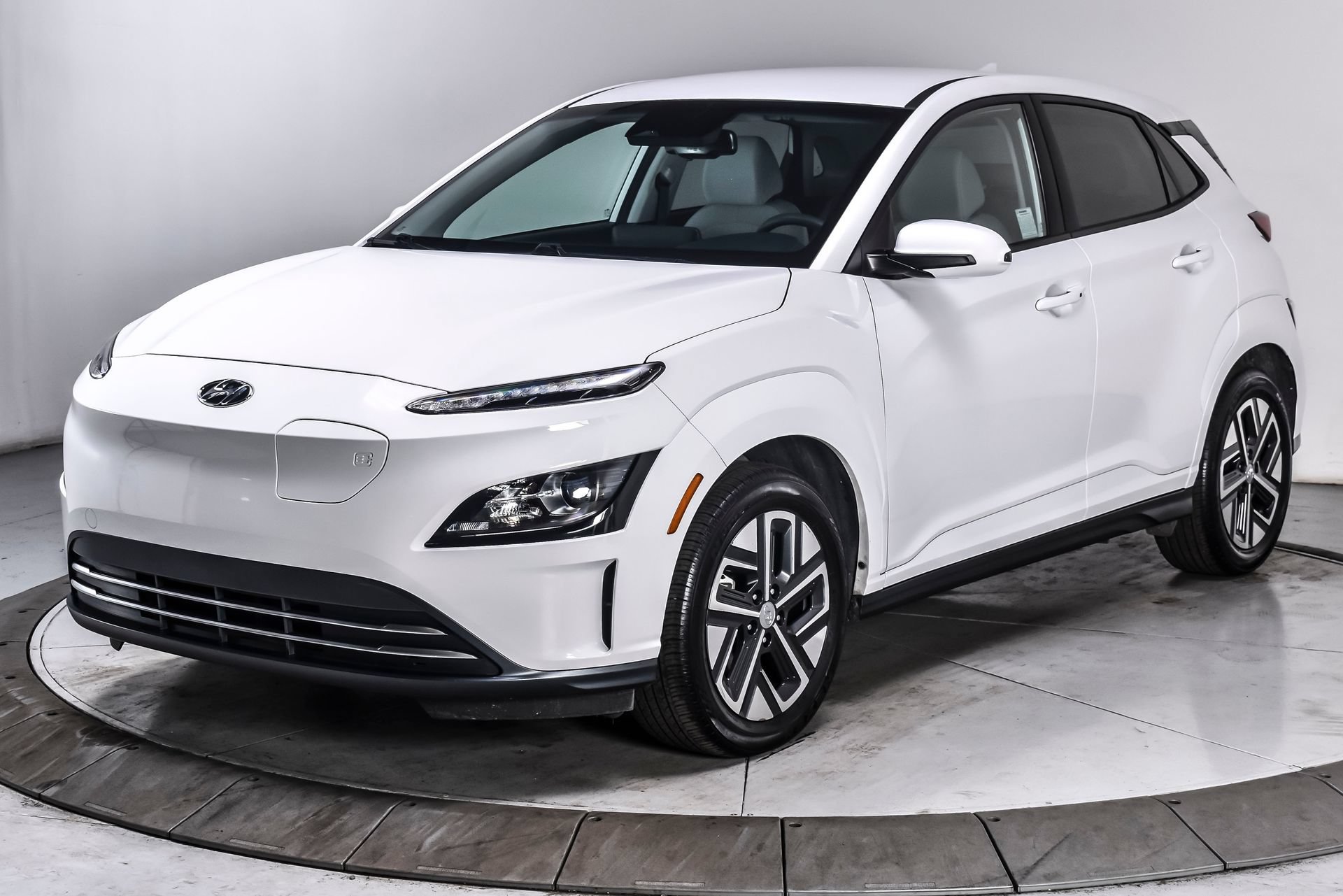 Used 2023 Hyundai Kona SE w/ Cargo Package FWD image 2