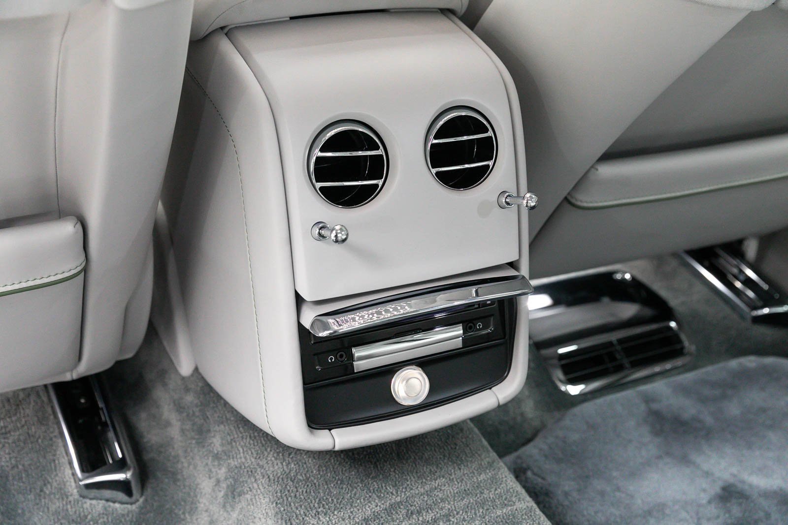 Used 2024 Rolls-Royce Phantom Extended Wheelbase w/ Leather Finishing Pack image 28