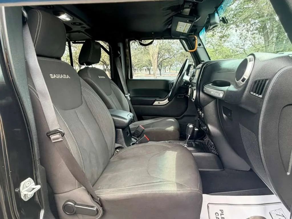 Used 2017 Jeep Wrangler Unlimited Sahara w/ Connectivity Group AWD/4WD image 30