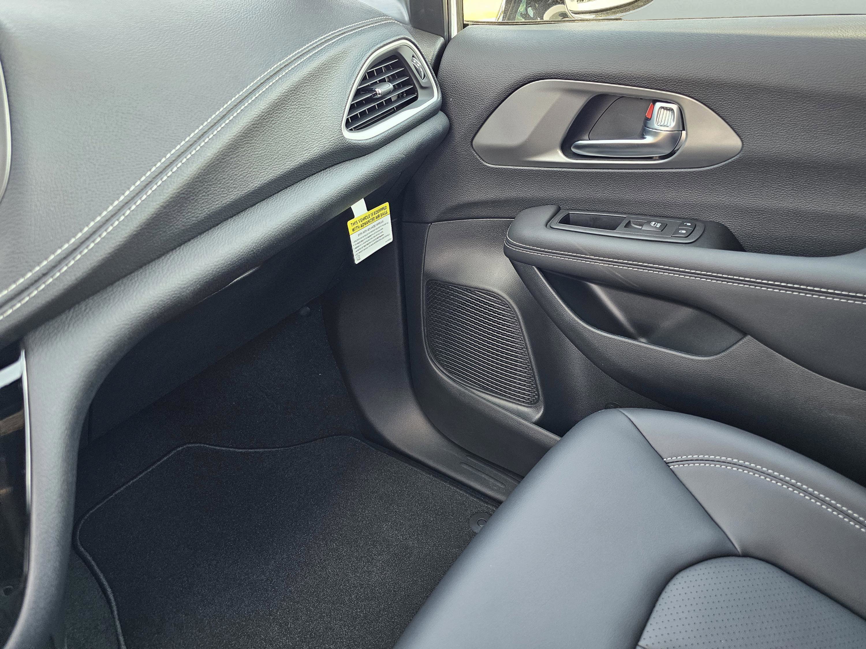 New 2026 Chrysler Pacifica Select image 26