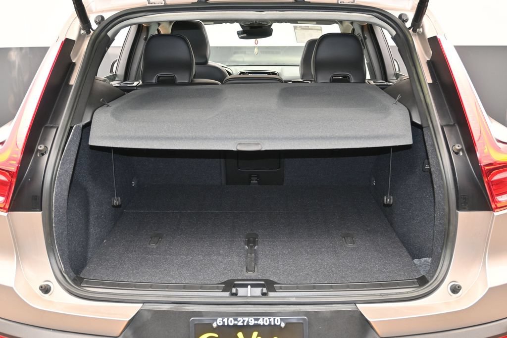 Used 2023 Volvo XC40 B4 Plus w/ Protection Package FWD image 8