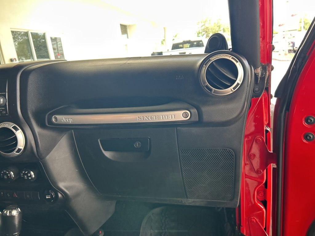 Used 2014 Jeep Wrangler Unlimited Rubicon image 26