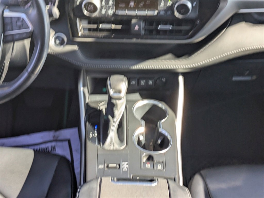 Used 2021 Toyota Highlander XLE image 19