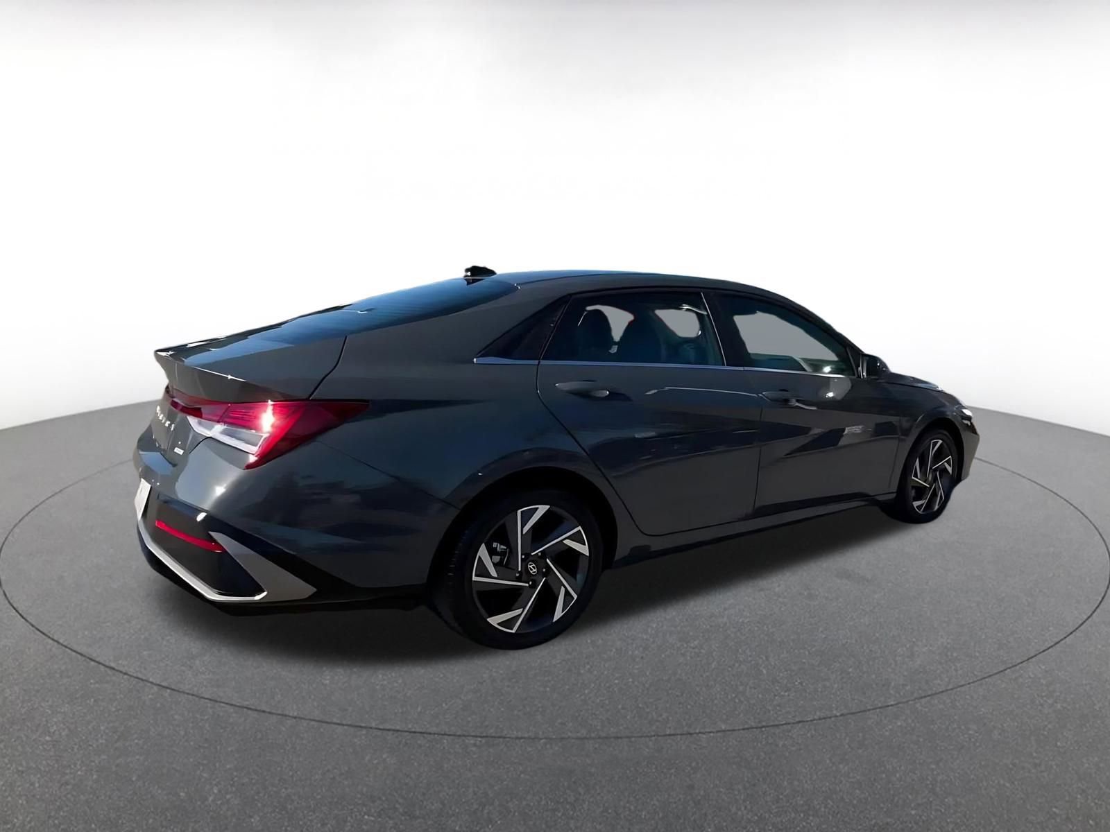 Used 2025 Hyundai Elantra Limited image 15