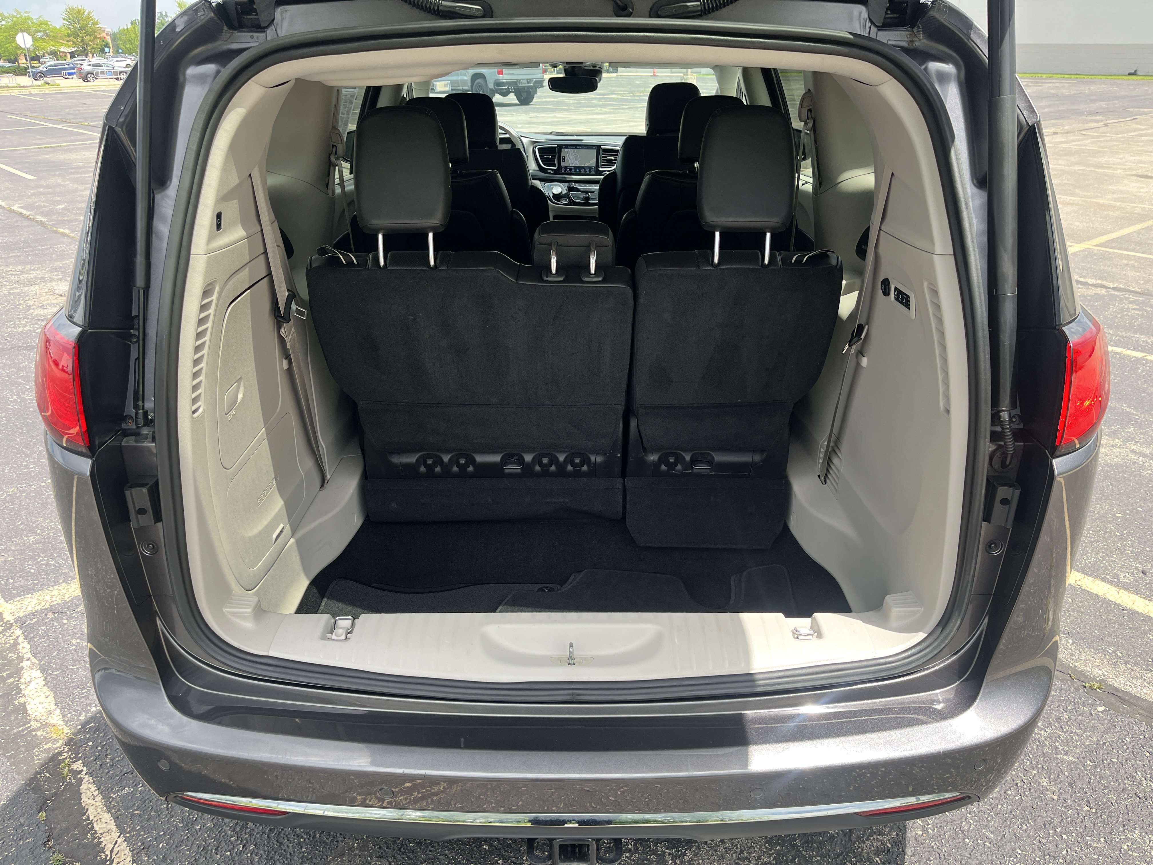 Used 2019 Chrysler Pacifica Limited w/ Tire & Wheel Group FWD image 22