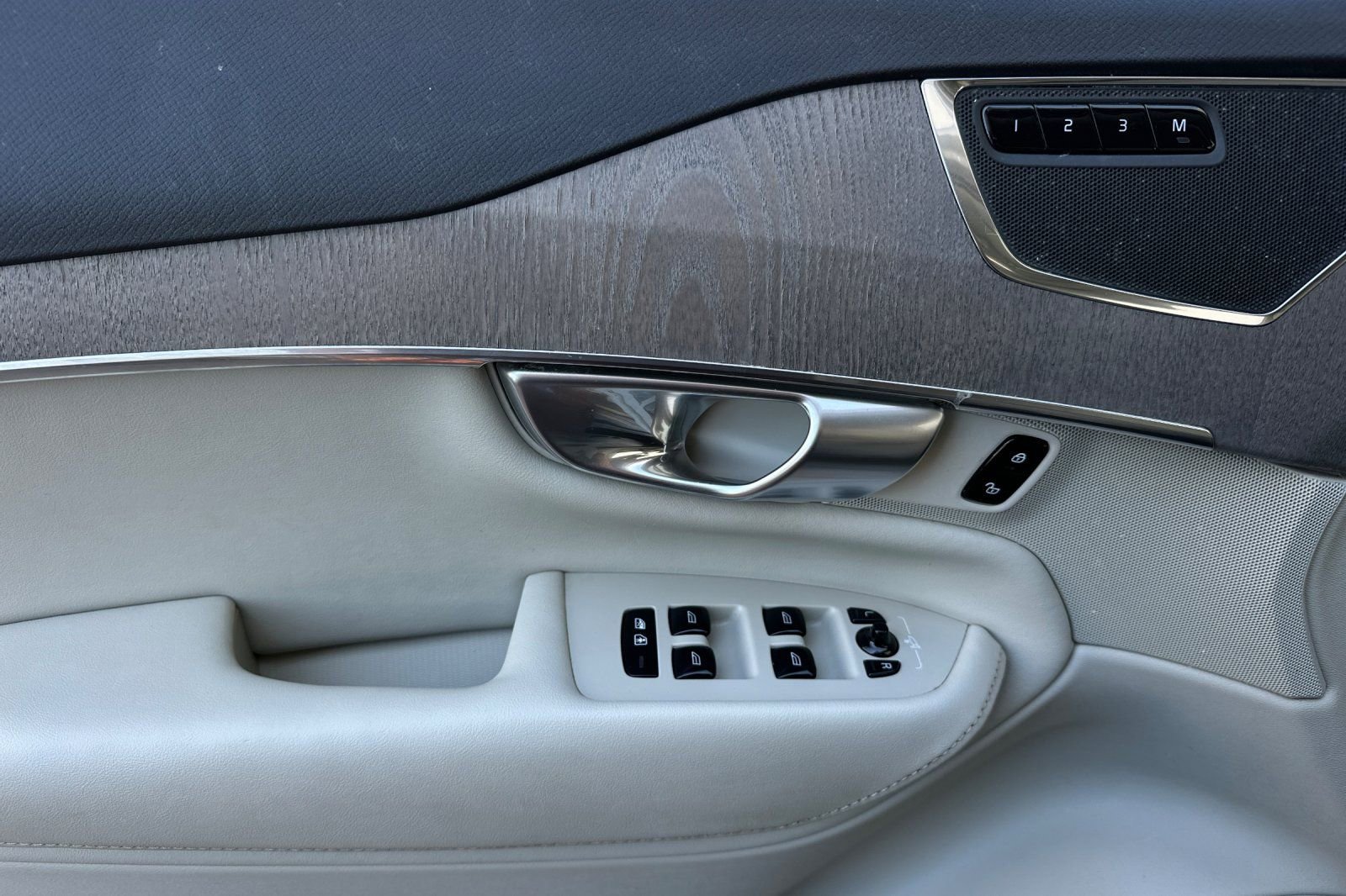 Certified 2024 Volvo XC90 B6 Plus image 15