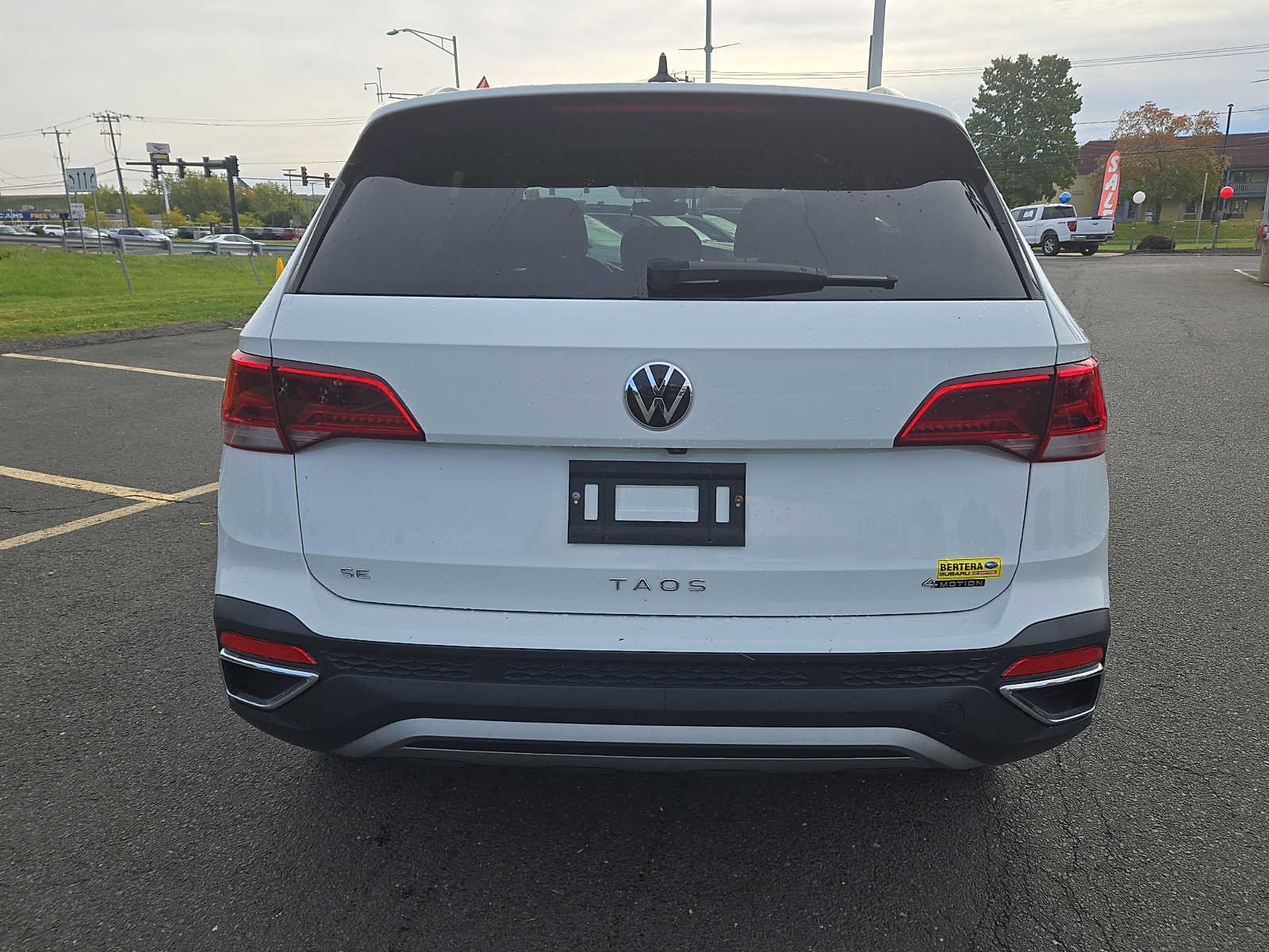 Used 2024 Volkswagen Taos SE w/ Panoramic Sunroof Package AWD/4WD image 5