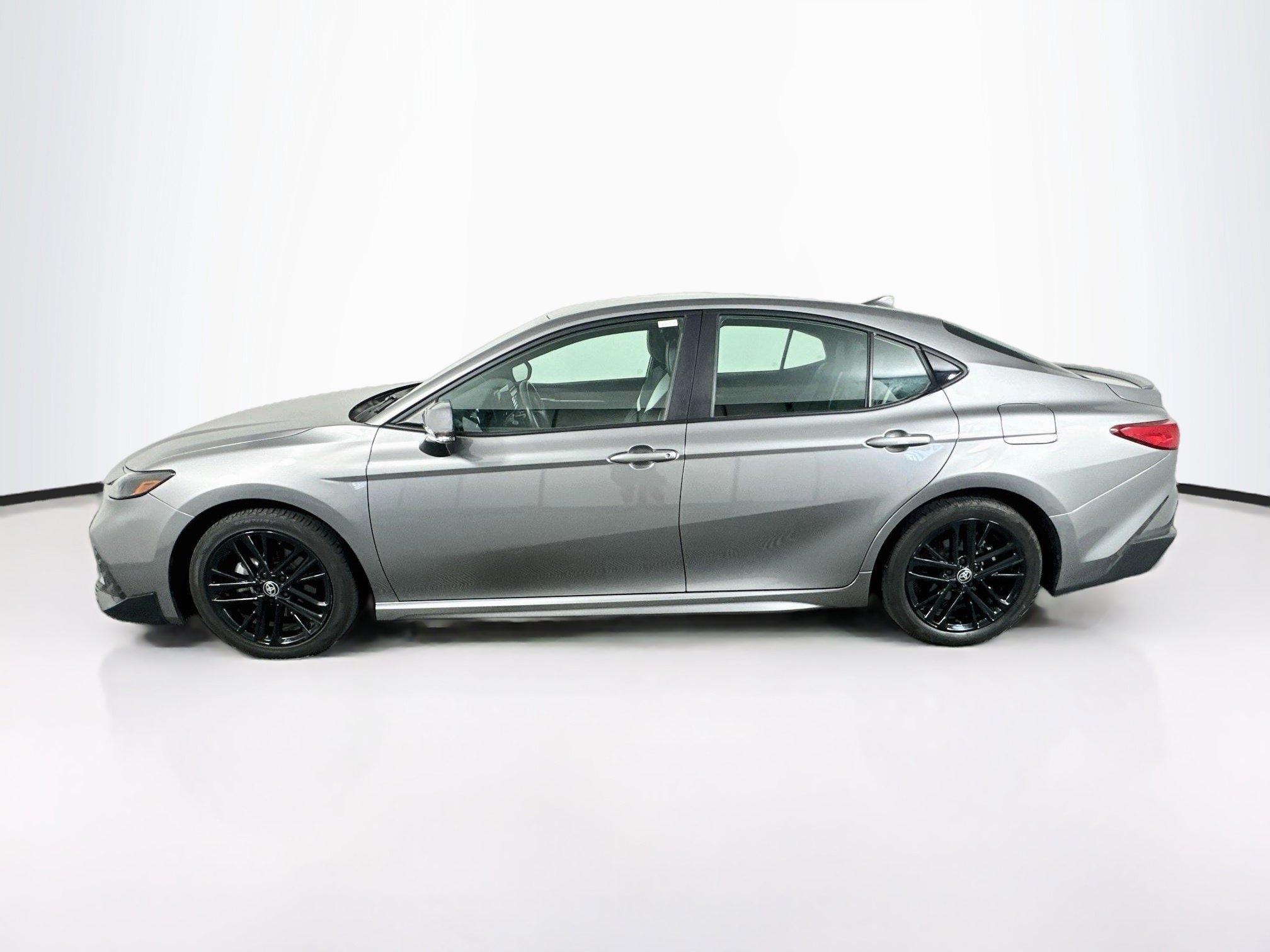 Used 2025 Toyota Camry SE FWD image 4