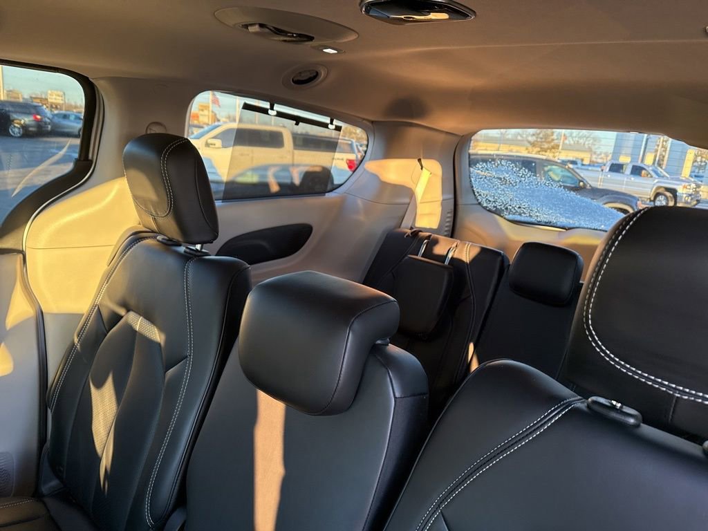 Used 2024 Chrysler Pacifica Touring-L w/ Uconnect Theater Family Group image 25