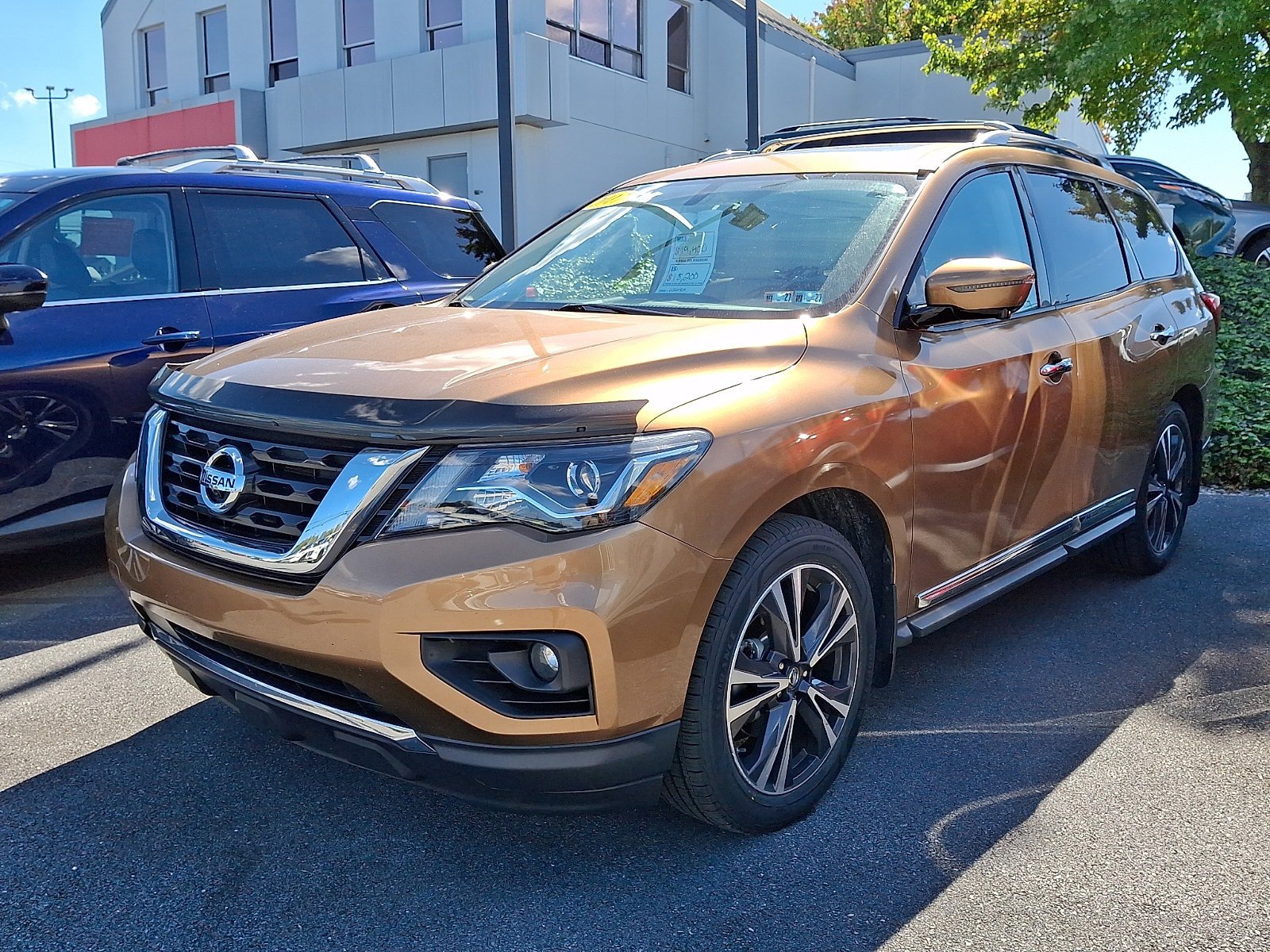 Used 2017 Nissan Pathfinder Platinum w/ Cargo Package AWD/4WD image 2