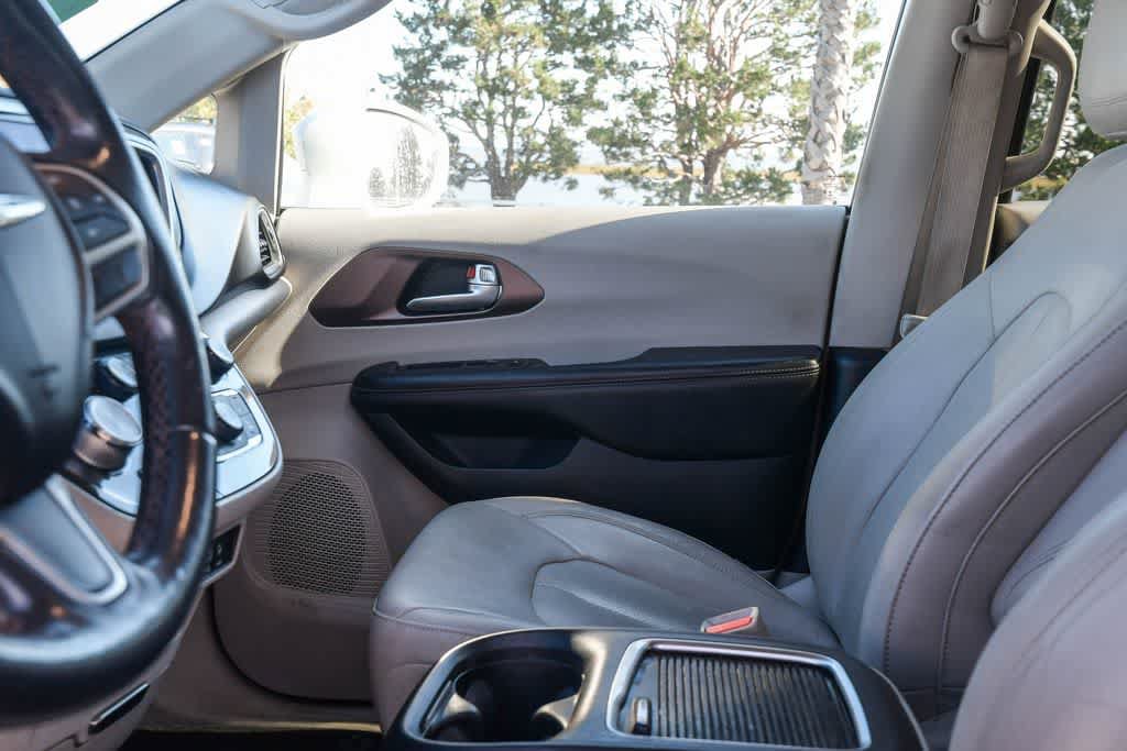 Used 2018 Chrysler Pacifica Touring-L Plus FWD image 21
