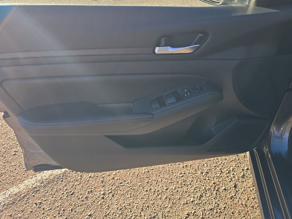 Used 2024 Nissan Altima 2.5 SV image 11