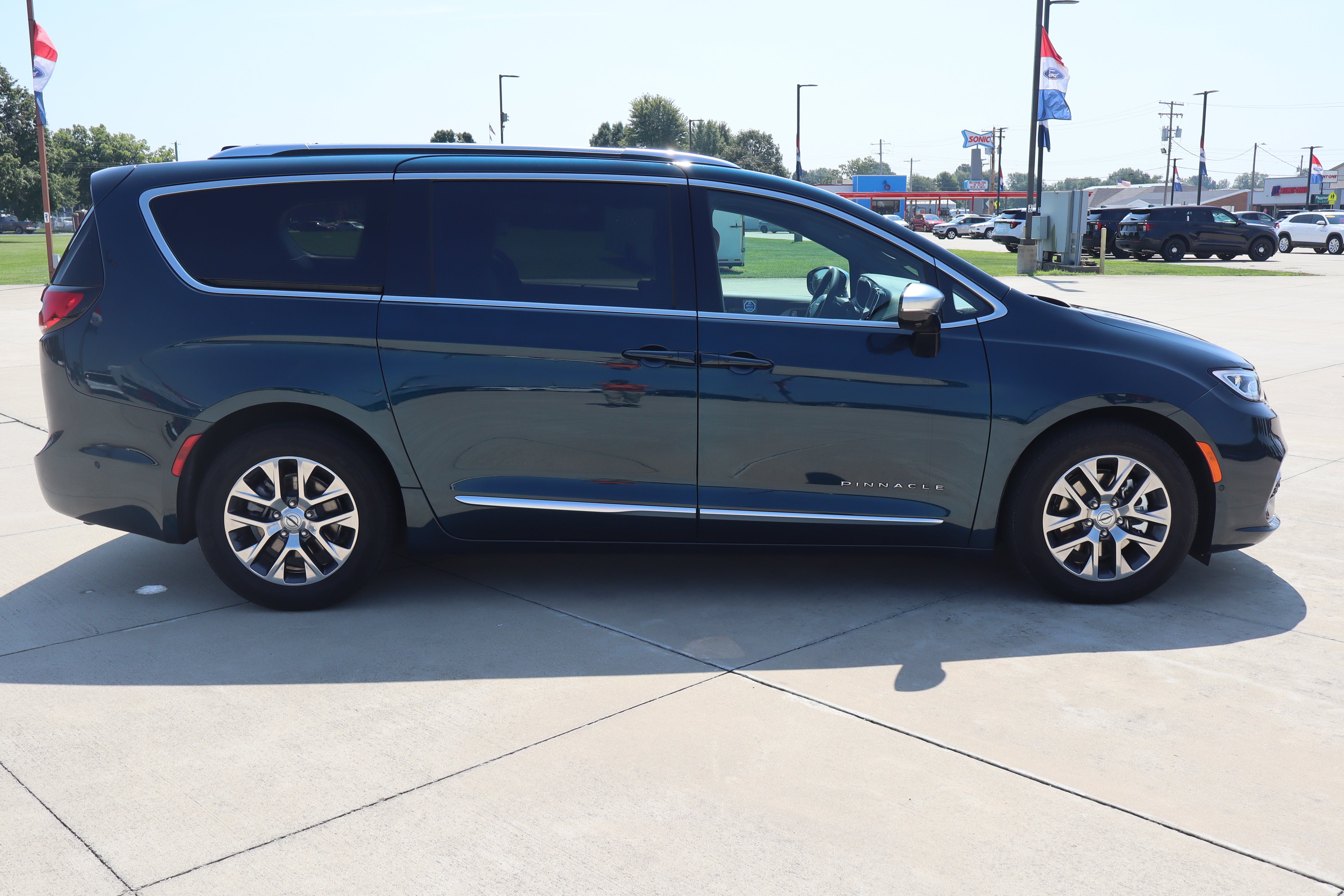 Used 2025 Chrysler Pacifica Pinnacle FWD image 4