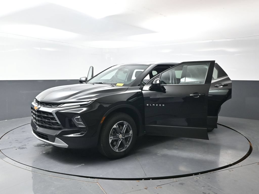 Used 2025 Chevrolet Blazer LT FWD image 57