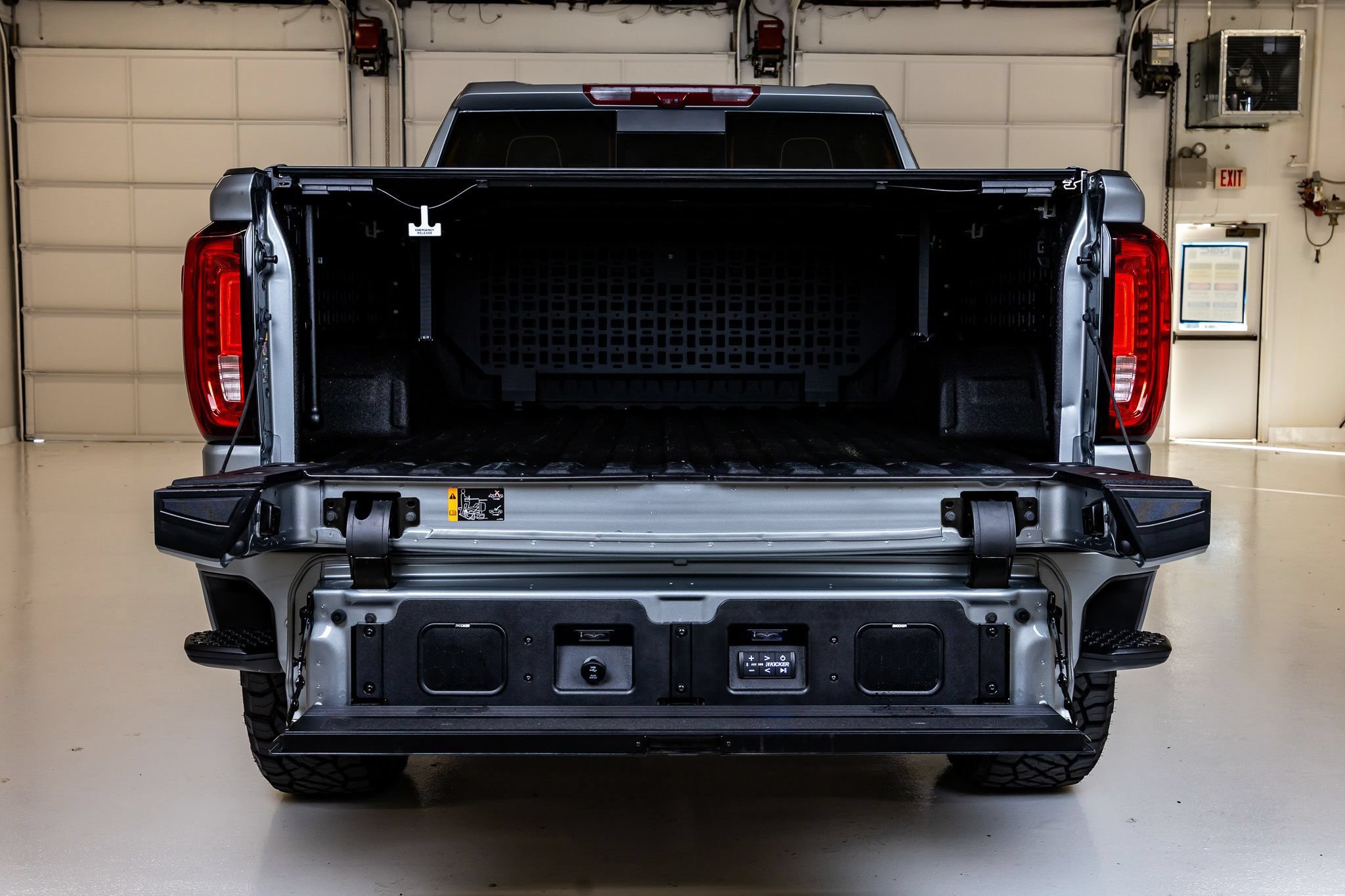 Used 2025 GMC Sierra 1500 Denali Ultimate w/ LPO, Utility Wall Package AWD/4WD image 9
